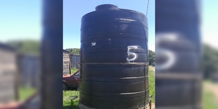DESABASTECIMIENTO HÍDRICO. Años de precariedad hídrica afectan al barrio Cruz del Sur, donde los tanques de agua instalados por la Municipalidad son insuficientes y poco seguros.