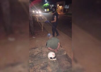 Conducía ebrio y se cayó de la moto: los policías se llevaron una sorpresa al encontrar lo que llevaba