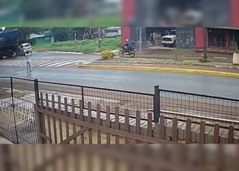 Video: un tren de carga se llevó por delante un auto en Santo Tomé y dejó una mujer herida