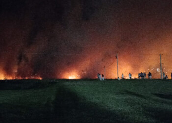 Luego de cuatro horas lograron sofocar el gran incendio en el acceso oeste de Posadas