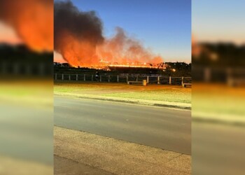 Video: impactante incendio fuera de control avanza en el acceso oeste de Posadas