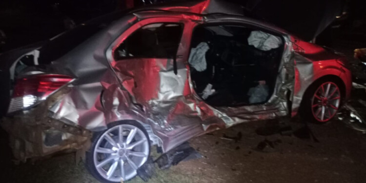 DESTROZADO. El Chevrolet fue a dar contra un Ford Ecosport, tras ser impactado por la Saveiro del imputado.