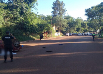 Un hombre falleció tras despistar y volcar su vehículo