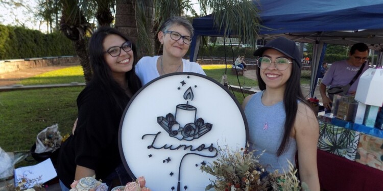 La Arquitecta y Emprendedora
MACARENA GOROSITO junto a sus colaboradoras. Su marca de velas aromáticas es @lumosposadas