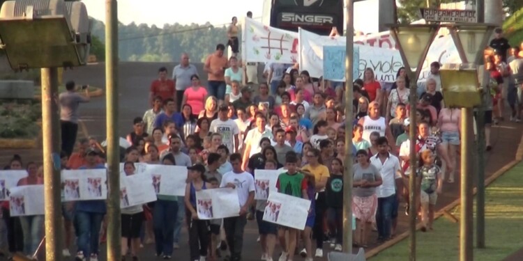 CONMOCIÓN. Los vecinos y familiares de Fabiana se movilizó desde el primer día de conocido el hecho para pedir que se esclarezca el caso (Foto gentileza FM Sol)