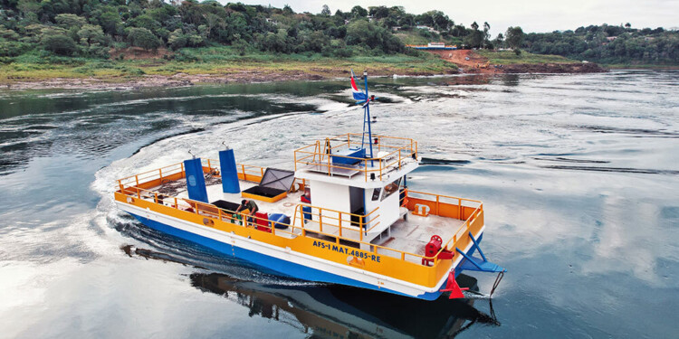 CASI LISTO. Hace dos semanas que la balsa y el remolcador ya están en el río, a la espera de la habilitación del servicio.