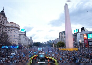 Racing pasó por el Obelisco para mostrar la Copa Sudamericana y festejar con su gente