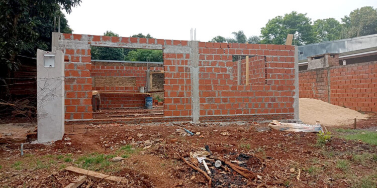 SUEÑOS DESTROZADOS. La obra que dejó abandonada el supuesto constructor, en el barrio Los Kiris de Posadas.