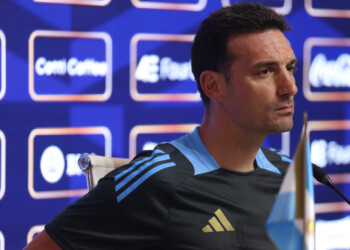 Hoy juega Argentina contra Perú: hora, TV y formaciones