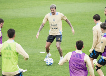 Hoy juega Argentina contra Perú: hora, TV y formaciones