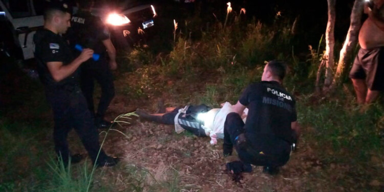 ASISTENCIA. La policía halló a la víctima desvanecida, mientras los parientes relataron la pelea familiar ocurrida.