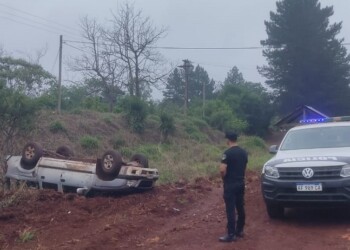 Campo Ramón: despistó en la cinta asfáltica y terminó dando un vuelco con su camioneta
