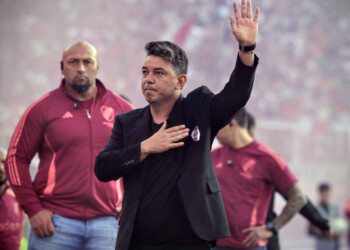 El llanto de Marcelo Gallardo en el minuto de silencio por la muerte de su padre