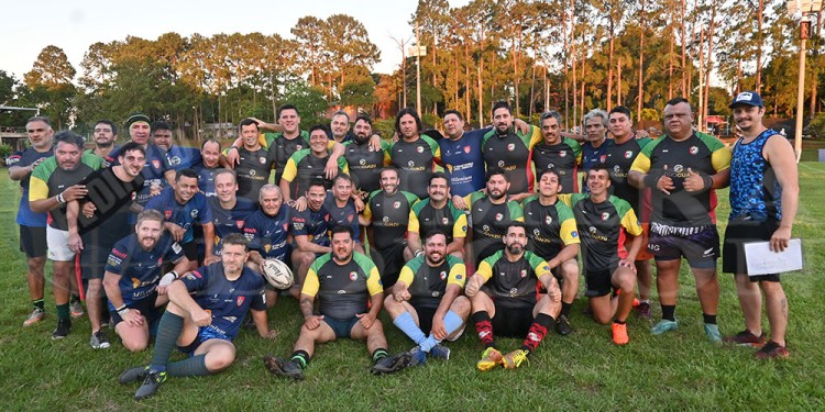AMISTAD. Los equipos de CAPRI Cué y Tamandúa, reunidos luego de finalizar el partido que los enfrentó ayer.