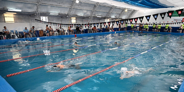 A PURA ACCIÓN. La pileta de la sede centro del CAPRI a pleno con los nadadores que llegaron a competir.