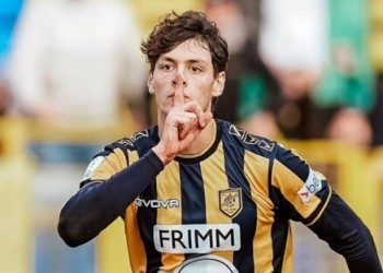 Hinchas italianos hicieron gestos fascistas tras un gol del bisnieto de Mussolini