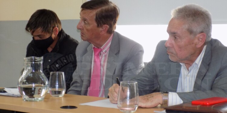 ACUSADO Y DEFENSA. Adrián Krutki (con barbijo) y su abogado particular, José Antonio Reyes, exjuez de Instrucción.