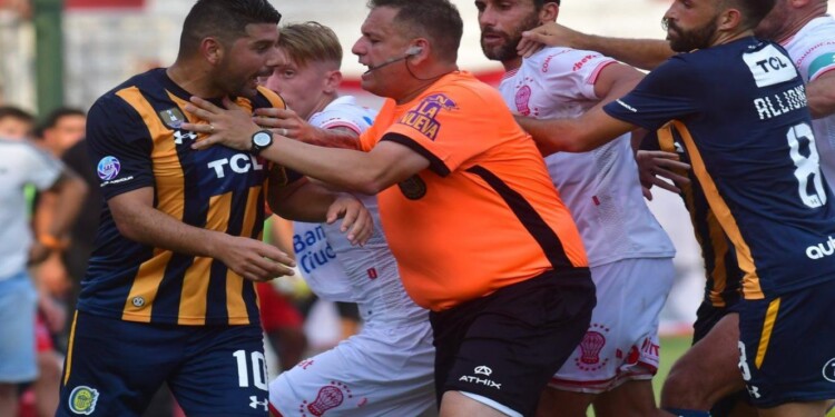 VIRAL. El exárbitro de fútbol había sido "parado" por su condición física. Volvió, pero la AFA lo despidió por la sospecha de apuestas ilegales.