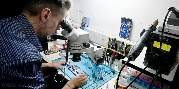 ALTA DEMANDA. La reparación de los celulares se incrementó en el último año con la suba de los equipos.