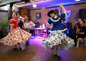 Noche de chamameceada y enchamigadas se vivió en el Centro Cultural Cidade