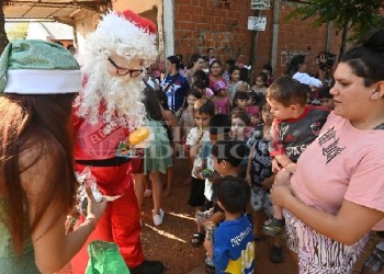 La Clínica del Juguete adelantó la llegada de Papá Noel junto a niños de distintos barrios de Posadas