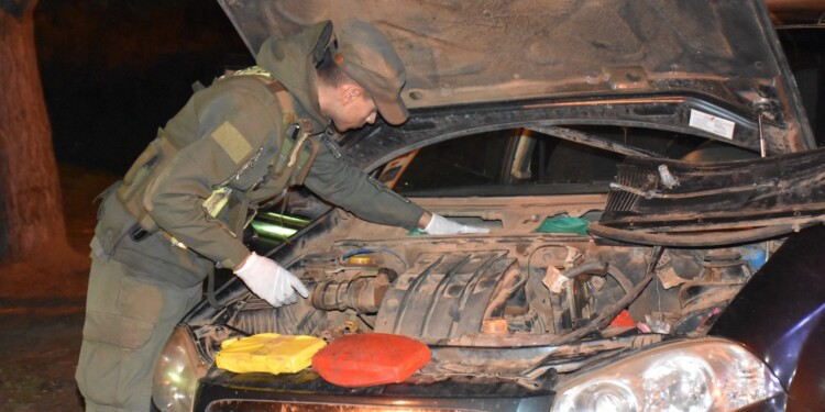 COMPARTIMIENTO. En ese sector del automóvil fueron hallados los siete ladrillos de clorhidrato de cocaína.