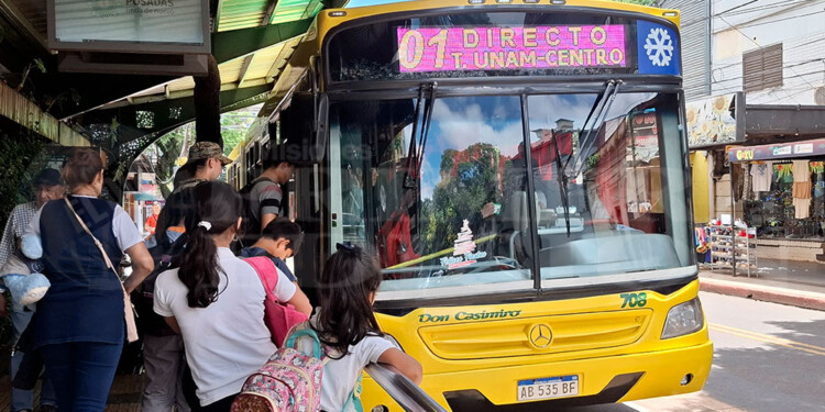 VUELTA  En horas del mediodía las paradas estaban atestadas de usuarios que esperaban que el servicio se restableciera.