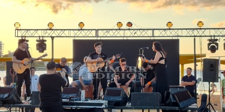HISTÓRICA PUESTA EN ESCENA. Corazón de Fuego, Diego, Brandon y Pablo, junto a la profesora Judith Enriquez (todos con pulsera naranja) se presentaron en público por primera vez.