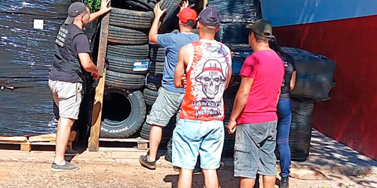 UN CENTENAR DE CUBIERTAS. De distintos tamaños y marcas fue incautado.