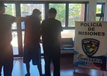 “Lo bajaron de la moto a patadas, no le dejaron nada y casi lo matan”