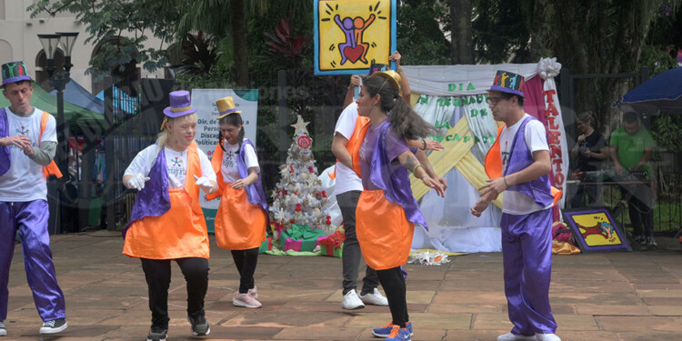 ALEGRÍA. La plaza se llenó de colores, música y alegría en el Día Mundial de las Personas con Discapacidad.