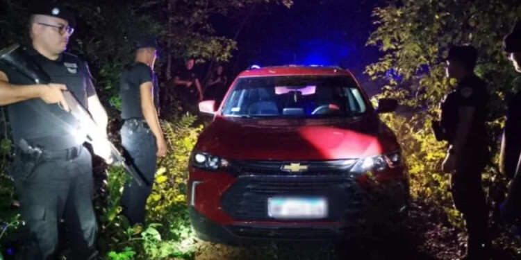 ABANDONADA. A unos 500 metros cerca de la costa del río Uruguay.