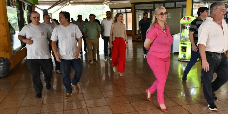 NUEVA ADMINISTRACIÓN. El intendente Durán junto al nuevo encargado, Fabián Gonzáles (izq) recorren las instalaciones de la terminal de ómnibus.