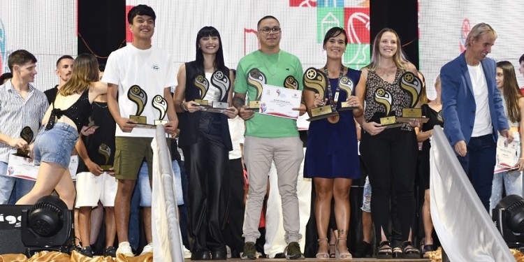 LA FOTO FINAL. Los principales protagonistas de la noche en el Alto Paraná.