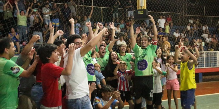 LOCURA. El capitán Matías Ferreyra levanta el trofeo. La Banda fue el mejor. (Foto gentileza Sólo Futsal)