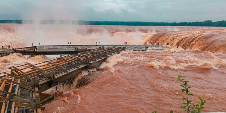 IMPACTANTES. Ayer “Garganta” siguió cerrada pero el resto de los paseos de las Cataratas estaban habilitados en un espectáculo único.