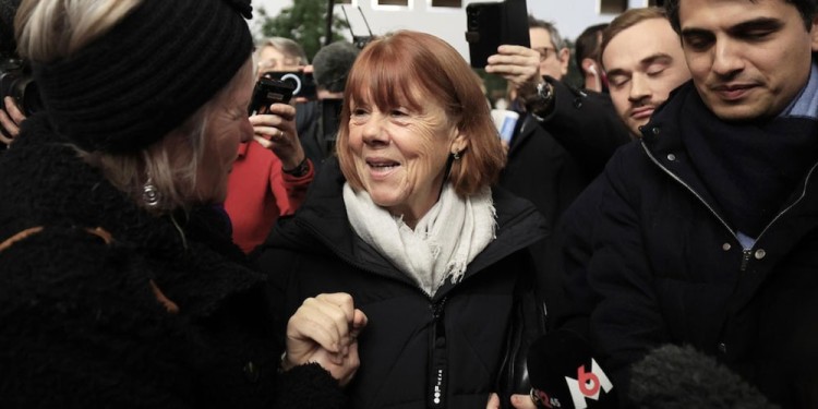 Giséle acompañada por su abogado Stéphane Babonneau (d), abandona el Tribunal de Aviñón (Foto:  (EFE/EPA/Guillaume Horcajuelo)