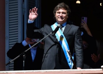 Qué promesas económicas cumplió Milei en su primer año y cuáles están pendientes