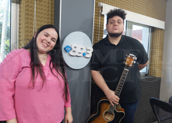 Con una impronta única, Mica Salinas reversiona clásicos de amor en la Biblioteca Popular Posadas