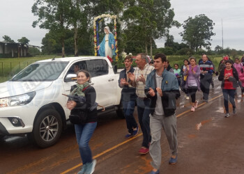 Ni el mal tiempo detuvo la peregrinación al Monumento Mariano