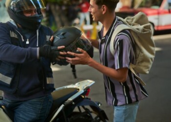 Moto Uber en Posadas: el desafío del peso, los bolsos y las ganancias