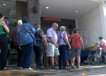 Por día, unos 450 jubilados piden el subsidio social en el PAMI Posadas