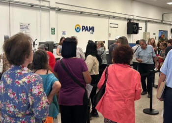 Dramático: jubilado se roció con nafta y casi se prende fuego frente a oficina de PAMI