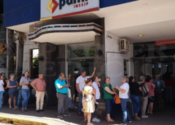 Largas filas para medicamentos del PAMI: “Nos sentenció a la muerte”