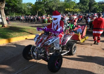 Papá Noel invadió el hospital de Pediatría para regalar juguetes y alegría a los niños