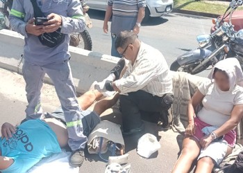 Motociclista sin frenos impactó contra un auto: dos lesionados