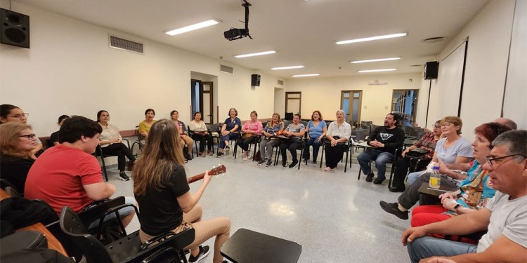 ESTIMULACIÓN. Pacientes y familiares encuentran en la música un espacio de conexión y superación durante el taller en el Hospital Madariaga.