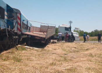 Choque en la “Vía de Pacheco”: tren impactó con un camión conducido por un misionero