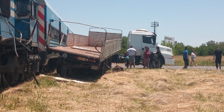 SOBRE LA VÍA. Un impacto con suerte entre el tren y el camión, porque no hubo lesionados. Foto: gentileza Canal 4 Lobos.