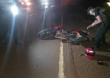 Motociclista despistó en Posadas por culpa de una pelota: hay tres heridos, entre ellos una niña